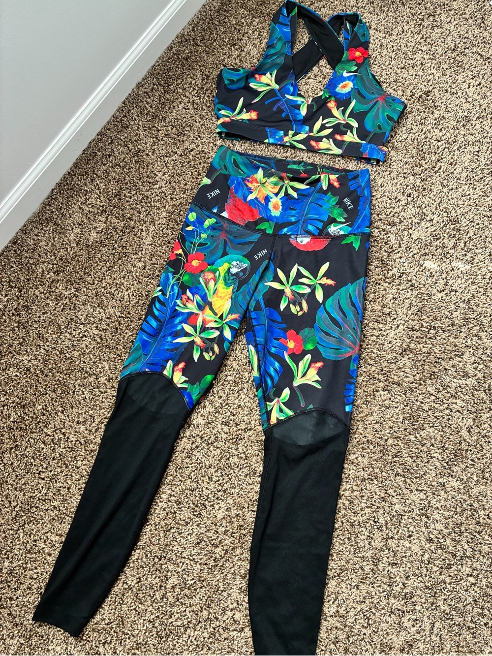 Nike - Tropical Floral sport set, leggings and bra - Black & Multicolor